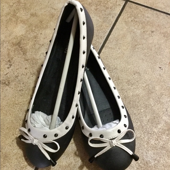 Kelly Kids Other - Brand new girls black and cream shoes!!